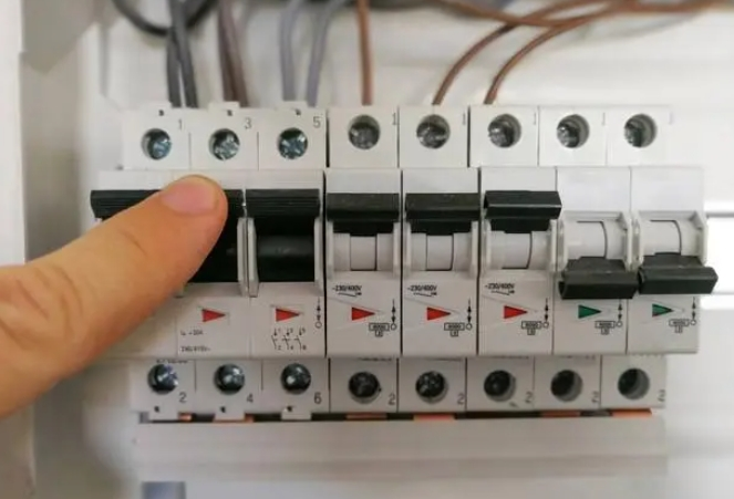 斷路器和開(kāi)關(guān)有什么區(qū)別？估計(jì)很多電氣佬還在傻傻分不清楚